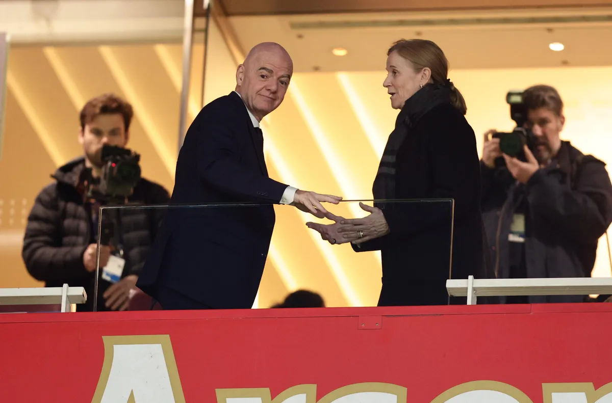 Световната футболна централа ФИФА трябва да обмисли отмяна на забраната