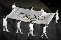 Олимпийският флаг в ръцете на легенди на "Сан Сиро"