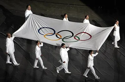 Олимпийският флаг в ръцете на легенди на "Сан Сиро"