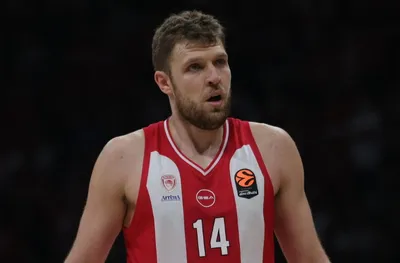 Везенков и Олимпиакос със загуба в Евролигата