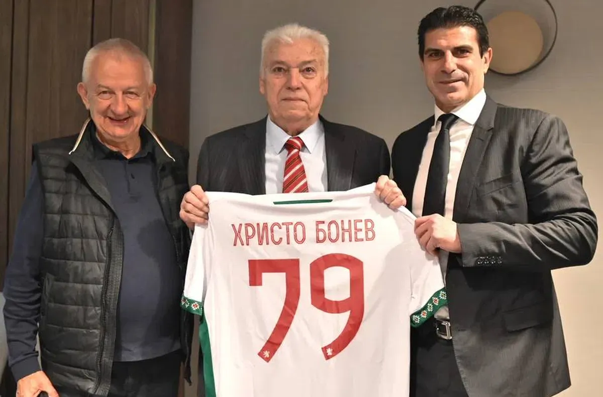 Автор на книгата е дългогодишният спортен журналист Дончо Донев Президентът