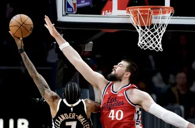 ЛА Клипърс трейдна центъра си в Индиана Пейсърс