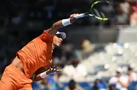 Оже-Алиасим надсервира Вавринка и го елиминира в Монпелие