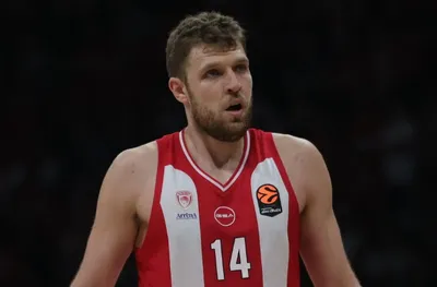 Везенков над всички при разгромна победа на Олимпиакос