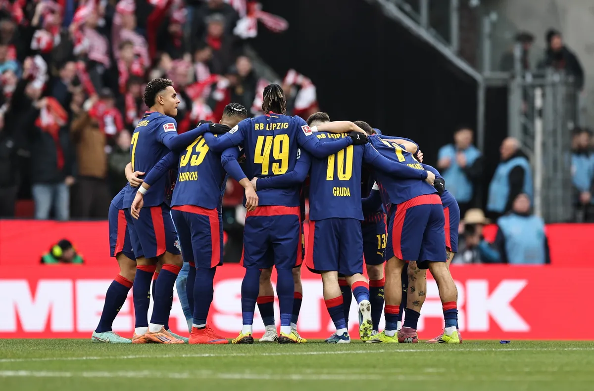 Червените бикове продължиха серията си без загуба от новаци след