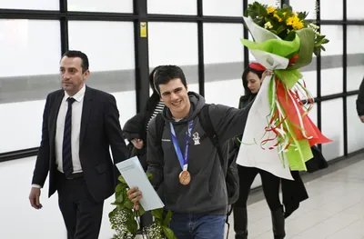 Тервел Замфиров се шегува на родна земя: Като класна учителка съм с всички тези цветя