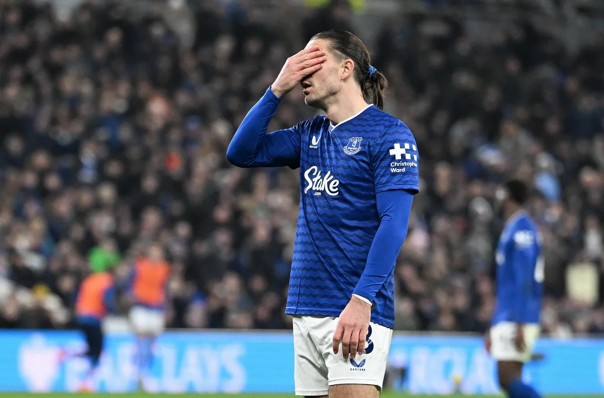 Полузащитникът на футболния Евертън Джак Грийлиш претърпя операция на крака