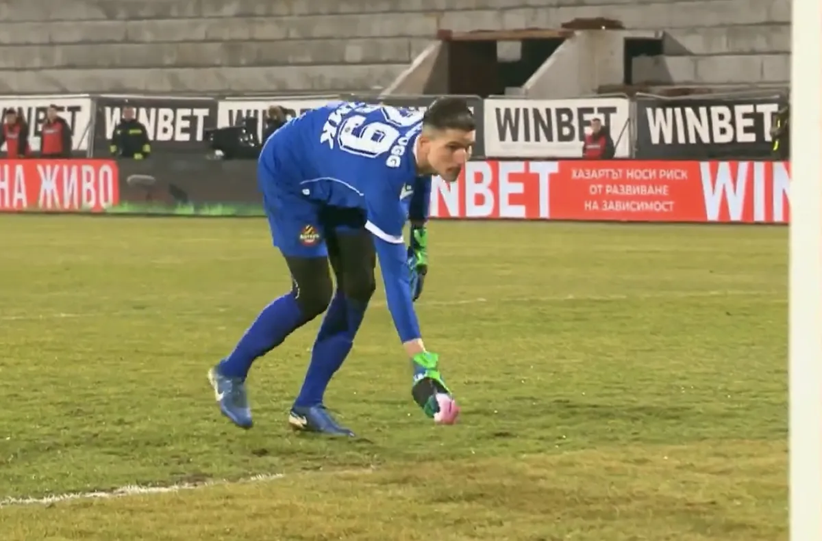 Ситуацията се разигра в самото начало на срещата Вратарят на