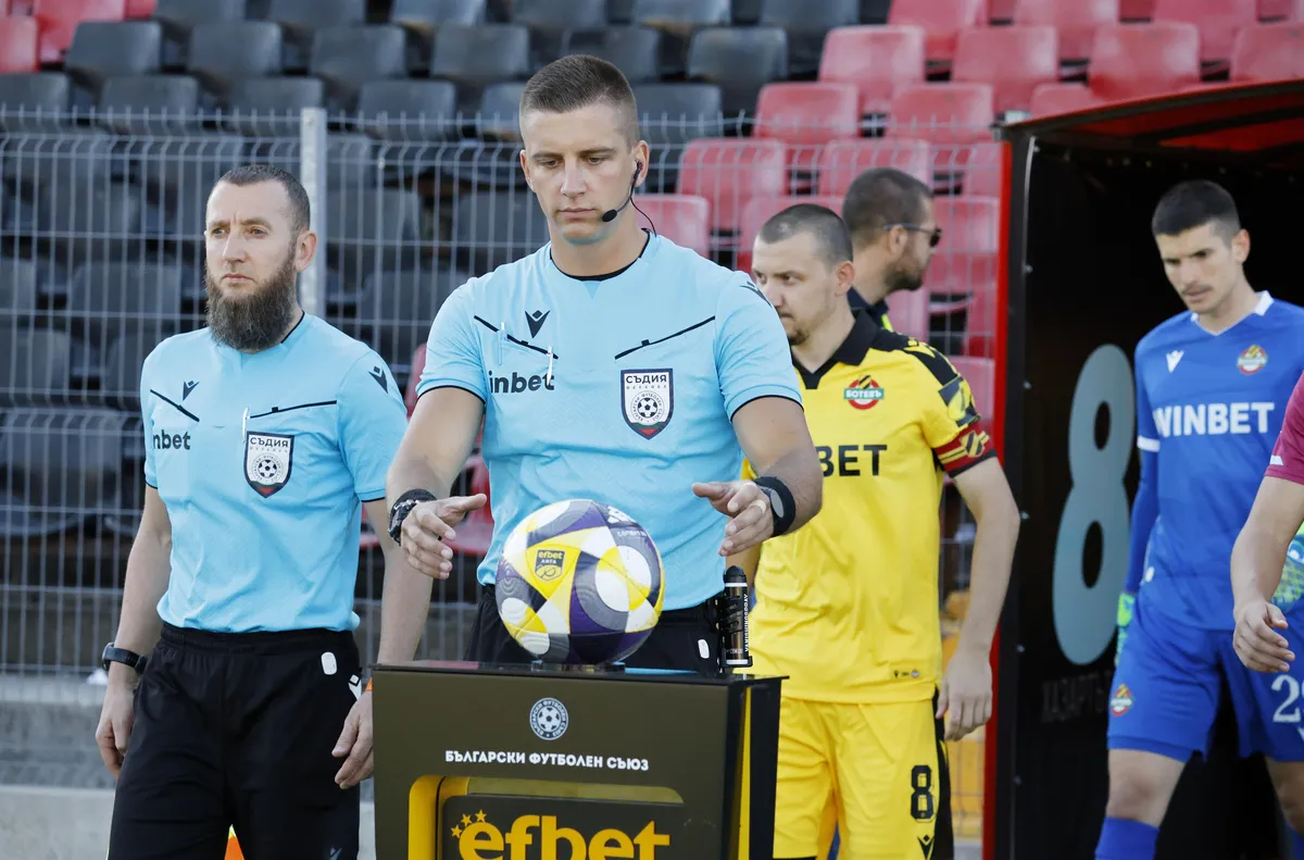 Любослав Любомиров ще свири Левски - Ботев Пд