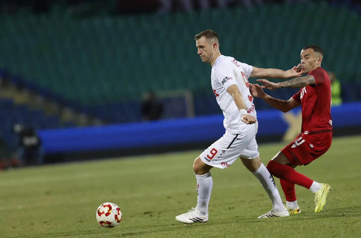 Огромната емоция с която Макс Ебонг отпразнува първото си попадение