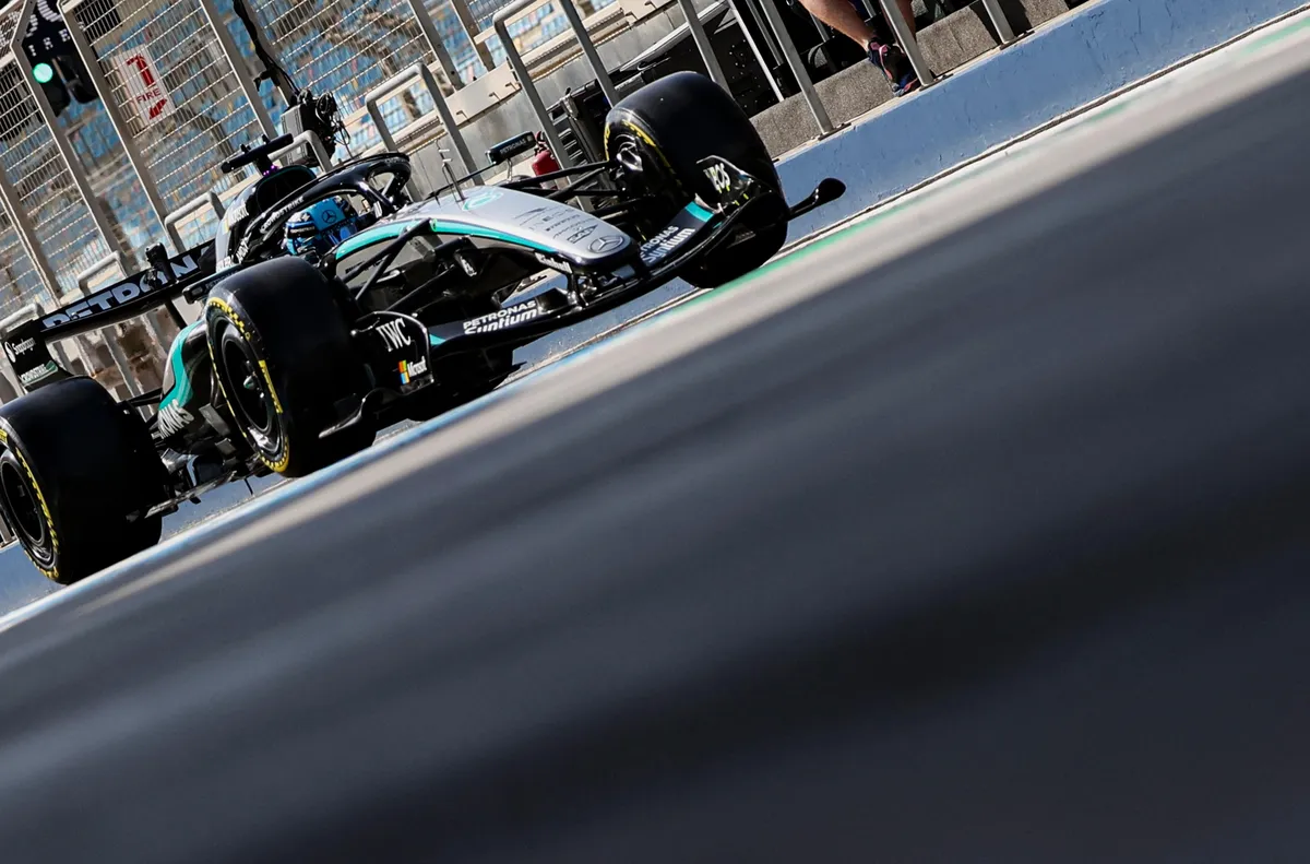 Пилотът на Мерцедес Джордж Ръсел изпревари бившия си съотборник Люис