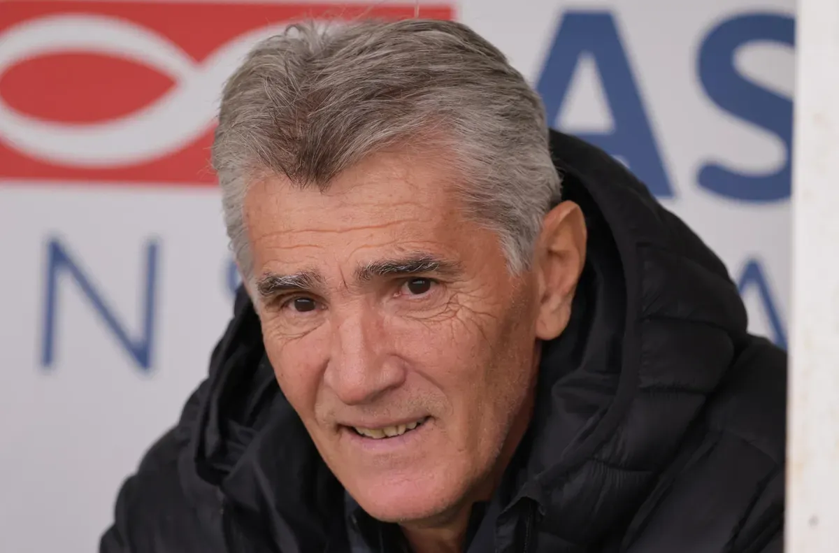 Вижте групата на белите Старши треньорът на Славия Ратко Достанич