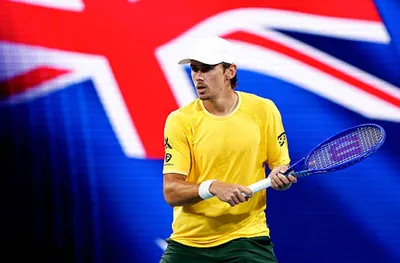 Алекс Де Минор и Феликс Оже-Алиасим се класираха за финала в Ротердам