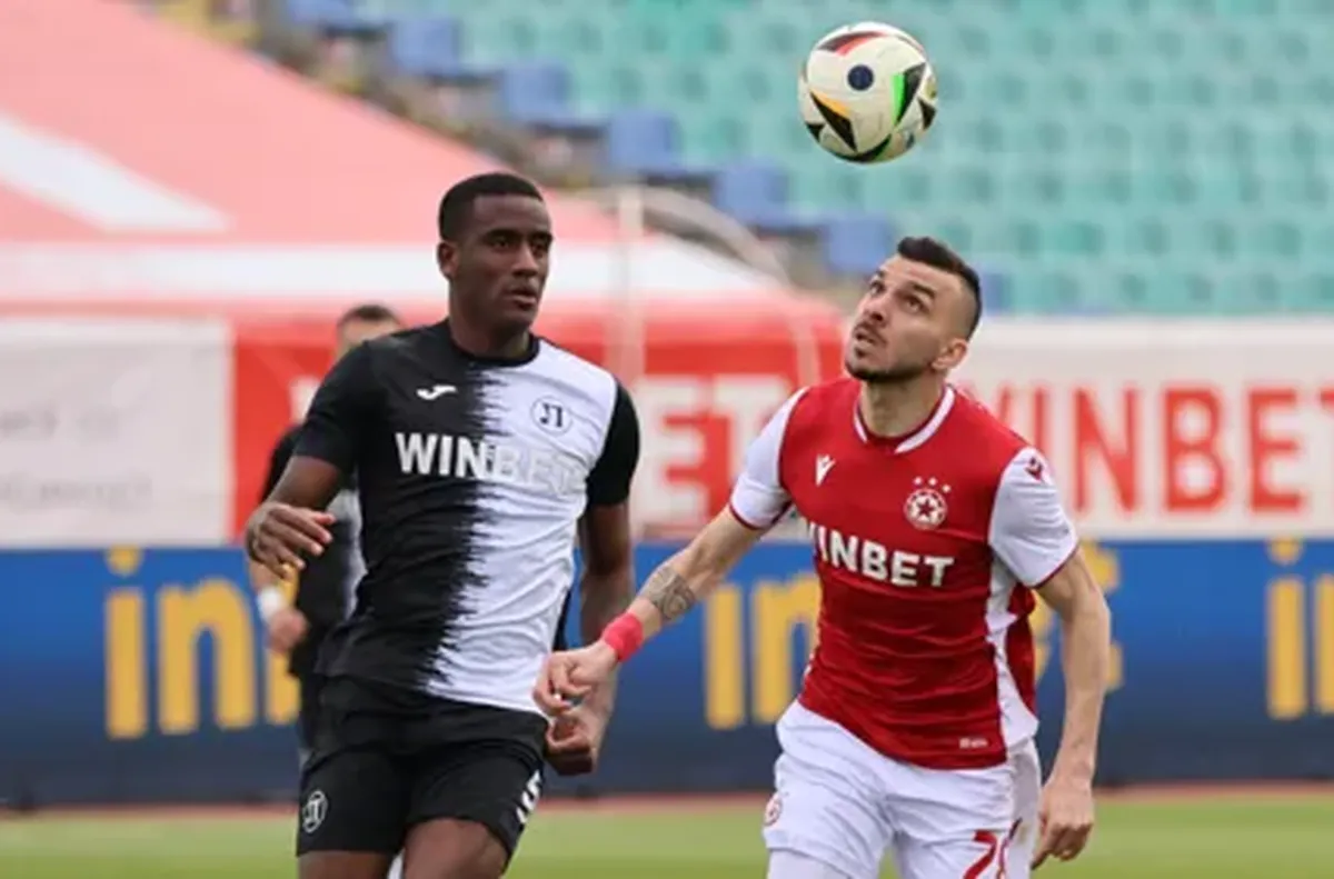 Хорхе Сегура изгледа от трибуните победата на Левски над Ботев