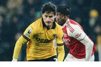 "Вълците" ухапаха Арсенал в края и оставиха Сити в битката за титлата