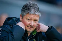 Любо Пенев се радва на добър апетит, шегува се с медицинска сестра