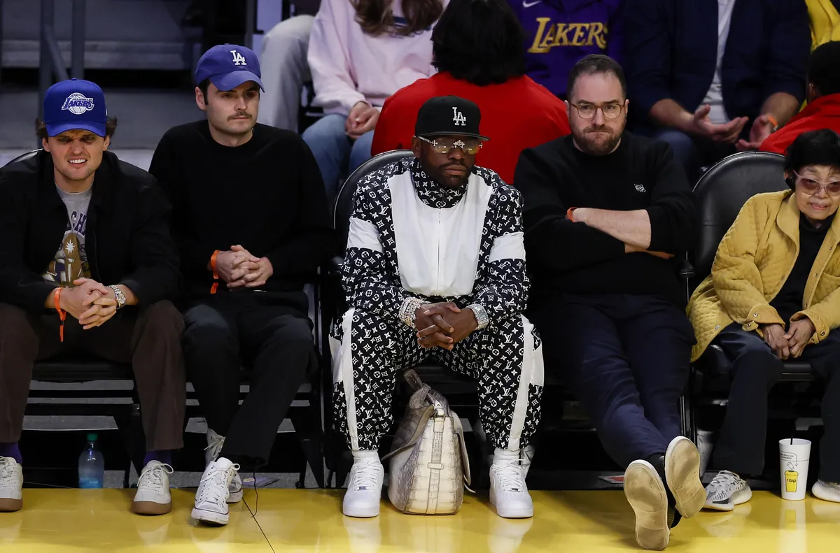 Боксовата легенда Флойд Мейуедър обяви чрез комюнике че иска да