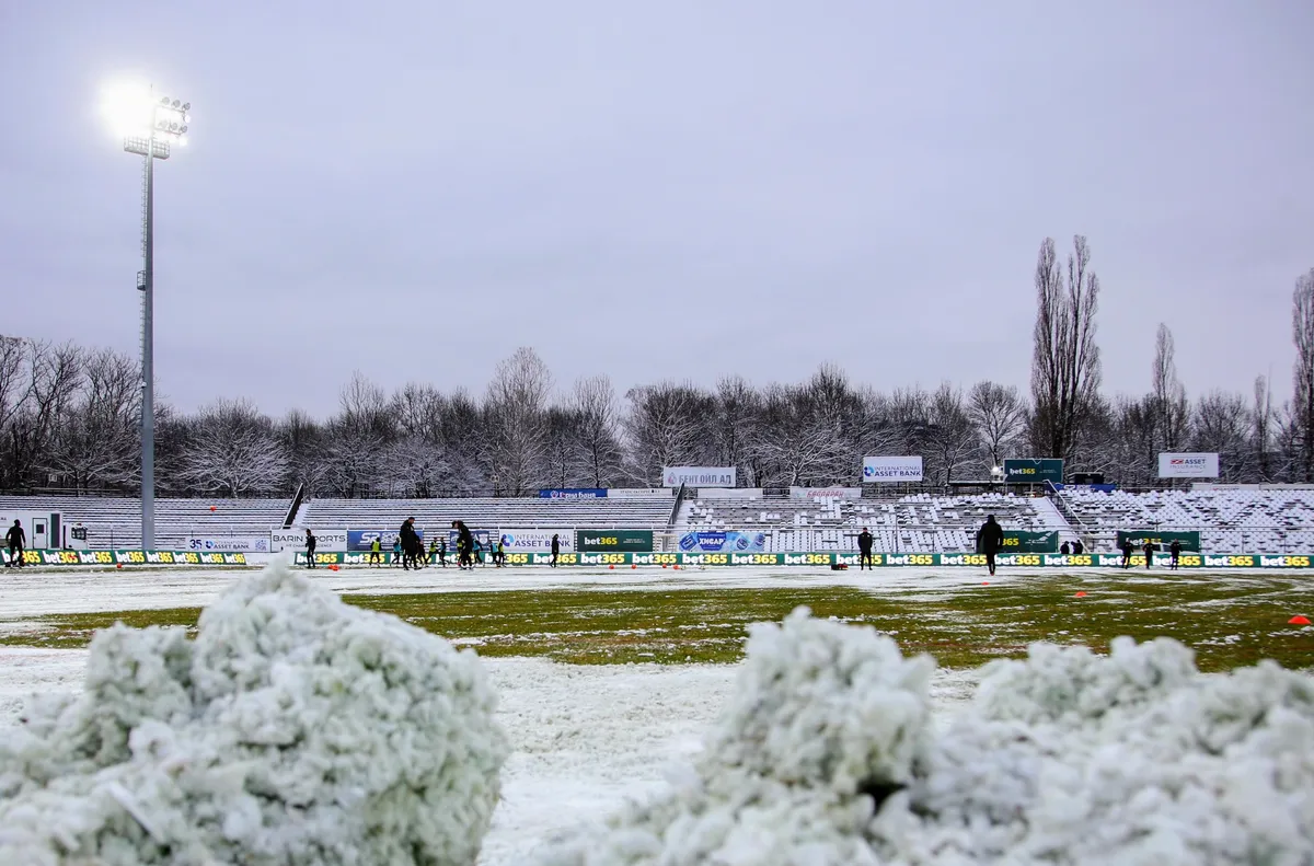 Зимата блокира родния футбол, масово отлагат мачове във Втора и Трета лига