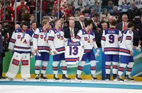 Посвещава се на Джони Годро