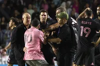 Фенове повалиха Меси на земята