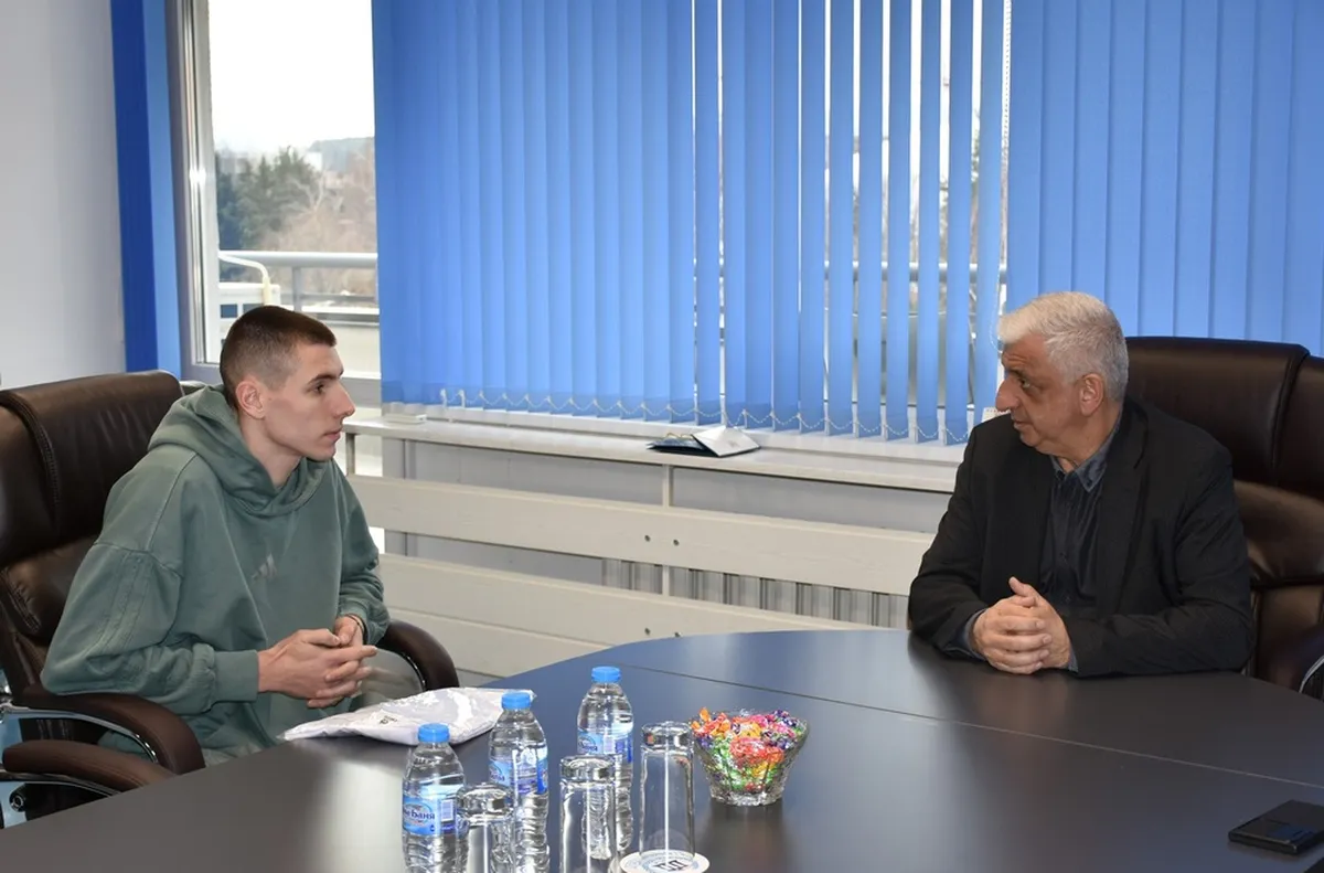 Ректорът на НСА поздрави Саръбоюков за рекорда