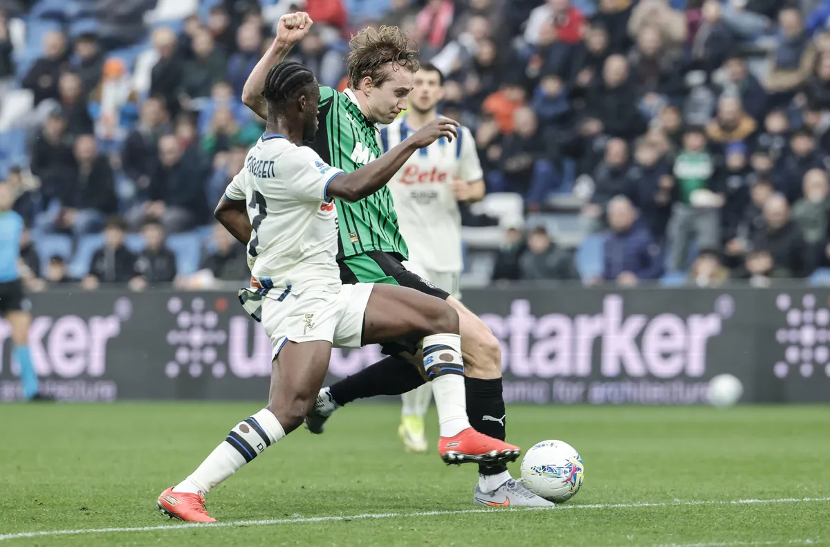 Сасуоло удари Аталанта с човек по-малко (ВИДЕО)