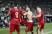 Шоу в дербито на Севиля - Бетис пропиля аванс от 2:0