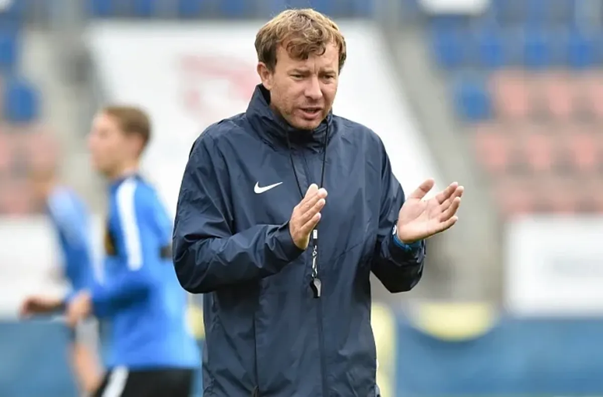 Треньор снимал футболистки, отнесе наказание