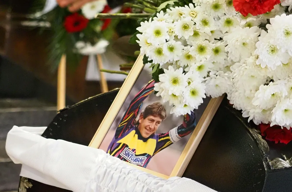 Близки, легенди и фенове изпратиха Георги Велинов