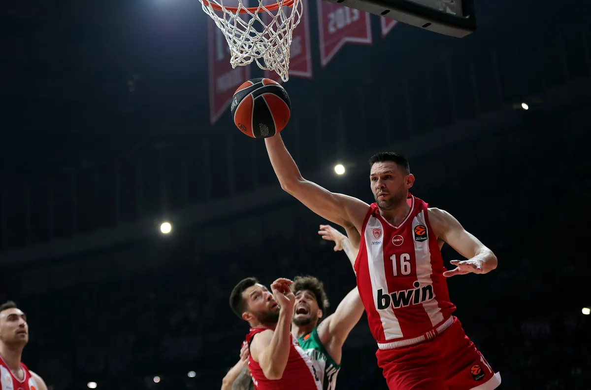 Олимпиакос взе дербито без Везенков