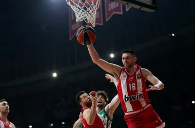 Олимпиакос взе дербито без Везенков