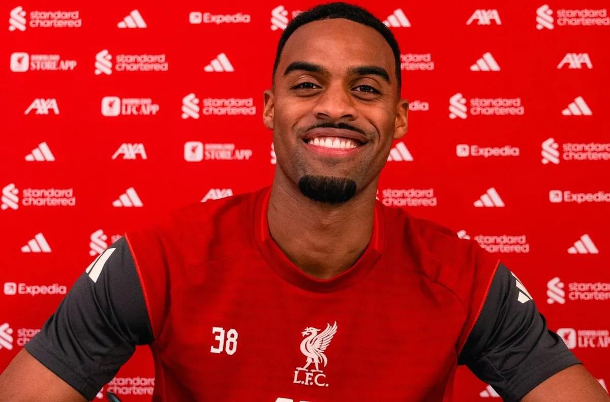 Официално: Гравенберх преподписа с Ливърпул