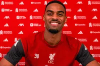 Официално: Гравенберх преподписа с Ливърпул