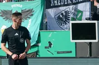 Куриоз: Маскиран фен изключи ВАР монитора за мач от Втора Бундеслига