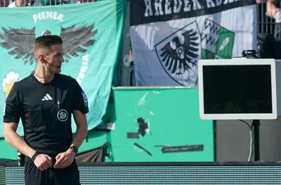 Куриоз: Маскиран фен изключи ВАР монитора за мач от Втора Бундеслига