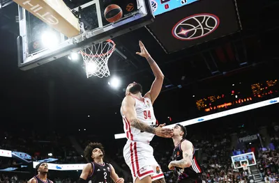 Олимпиакос бие без Везенков