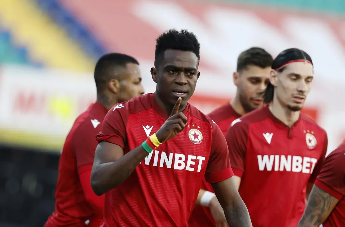 Цървена звезда по петите на Джеймс Ето`о