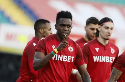 Цървена звезда по петите на Джеймс Ето`о