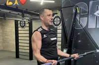 Безработният Томаш помпа мускули