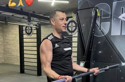 Безработният Томаш помпа мускули