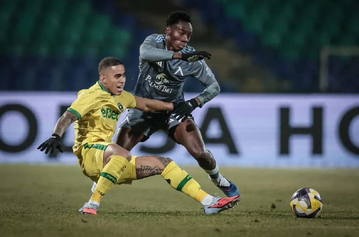 Агенти мътят главата на футболист на Левски