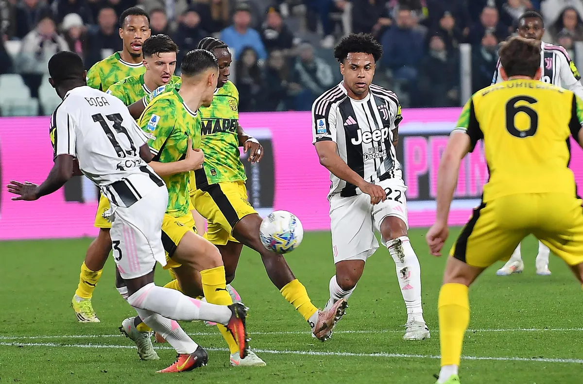 Пропиляна дузпа в края остави Ювентус с точка срещу Сасуоло (ВИДЕО)
