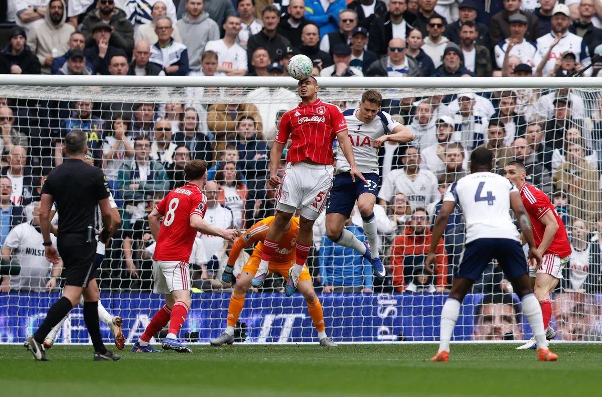 На прага на Чемпиъншип: Тотнъм падна от Нотингам с 0:3 (ВИДЕО)