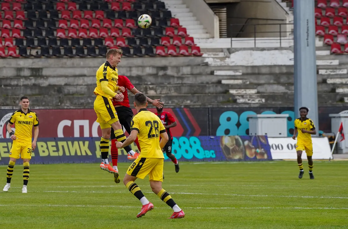 Ботев Пловдив уреди контрола с Локомотив София