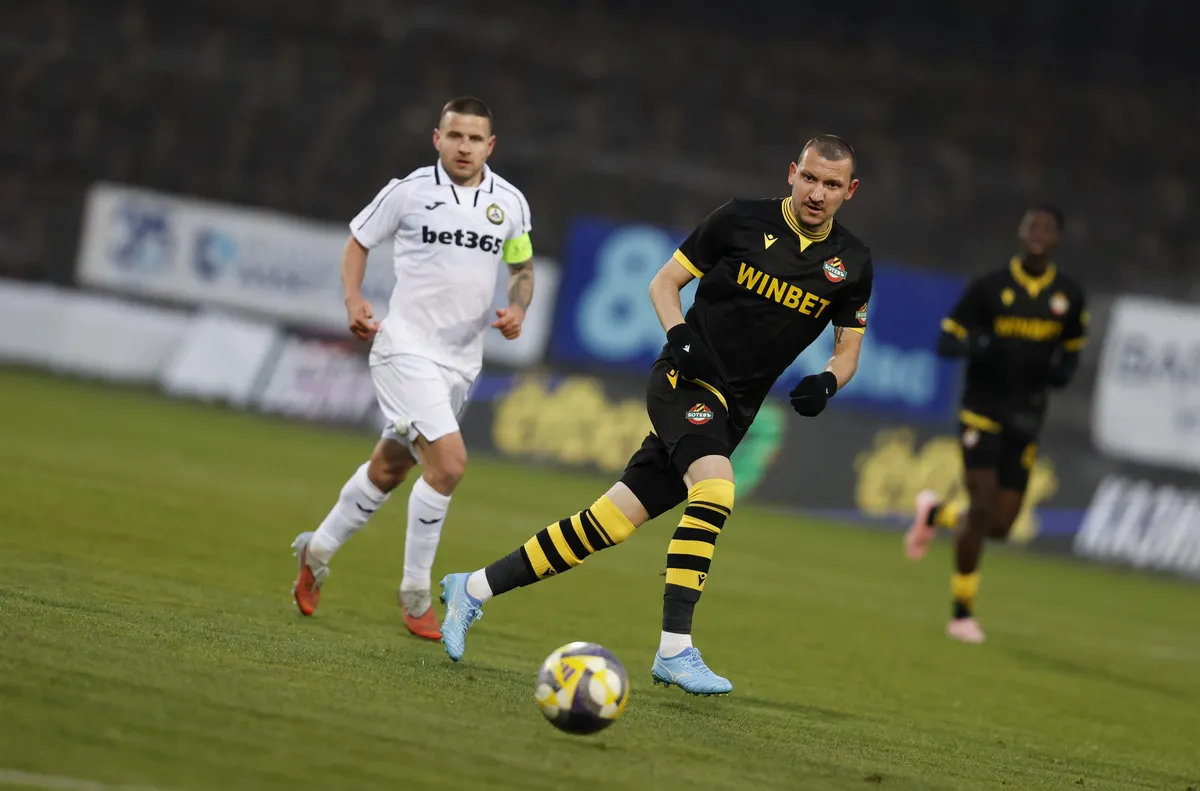 Ботев Пловдив готви доживотен договор за Тодор Неделев