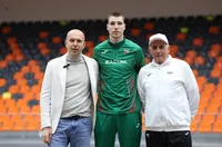 Божидар Саръбоюков с Почетния знак на родния Харманли