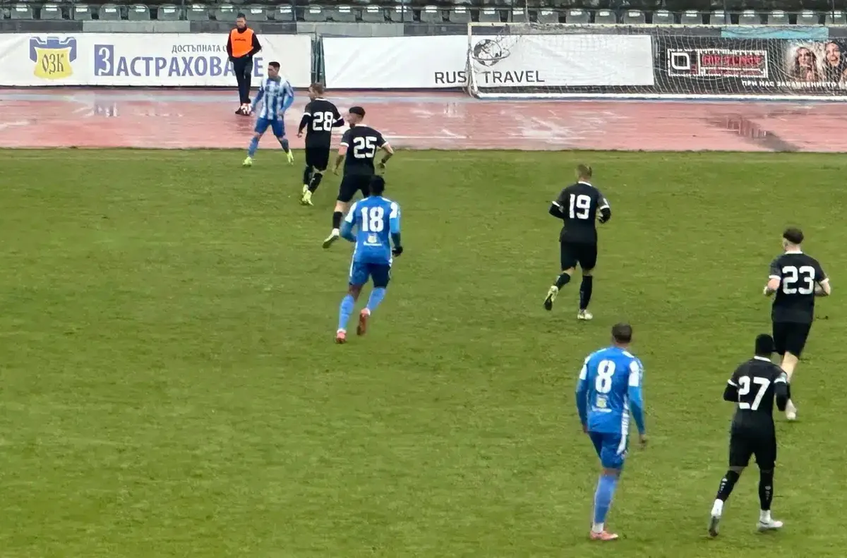 Спартак (Плевен) без трио в Дупница