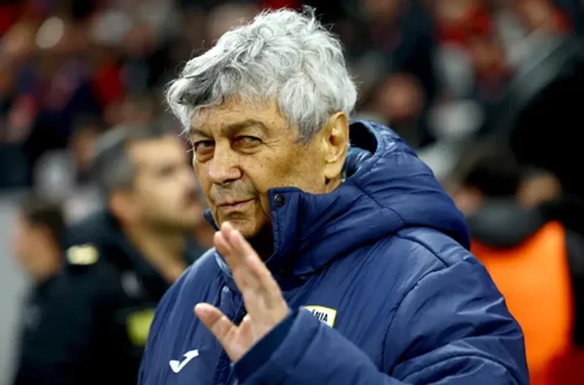 Селекционерът на Румъния е приет в болница