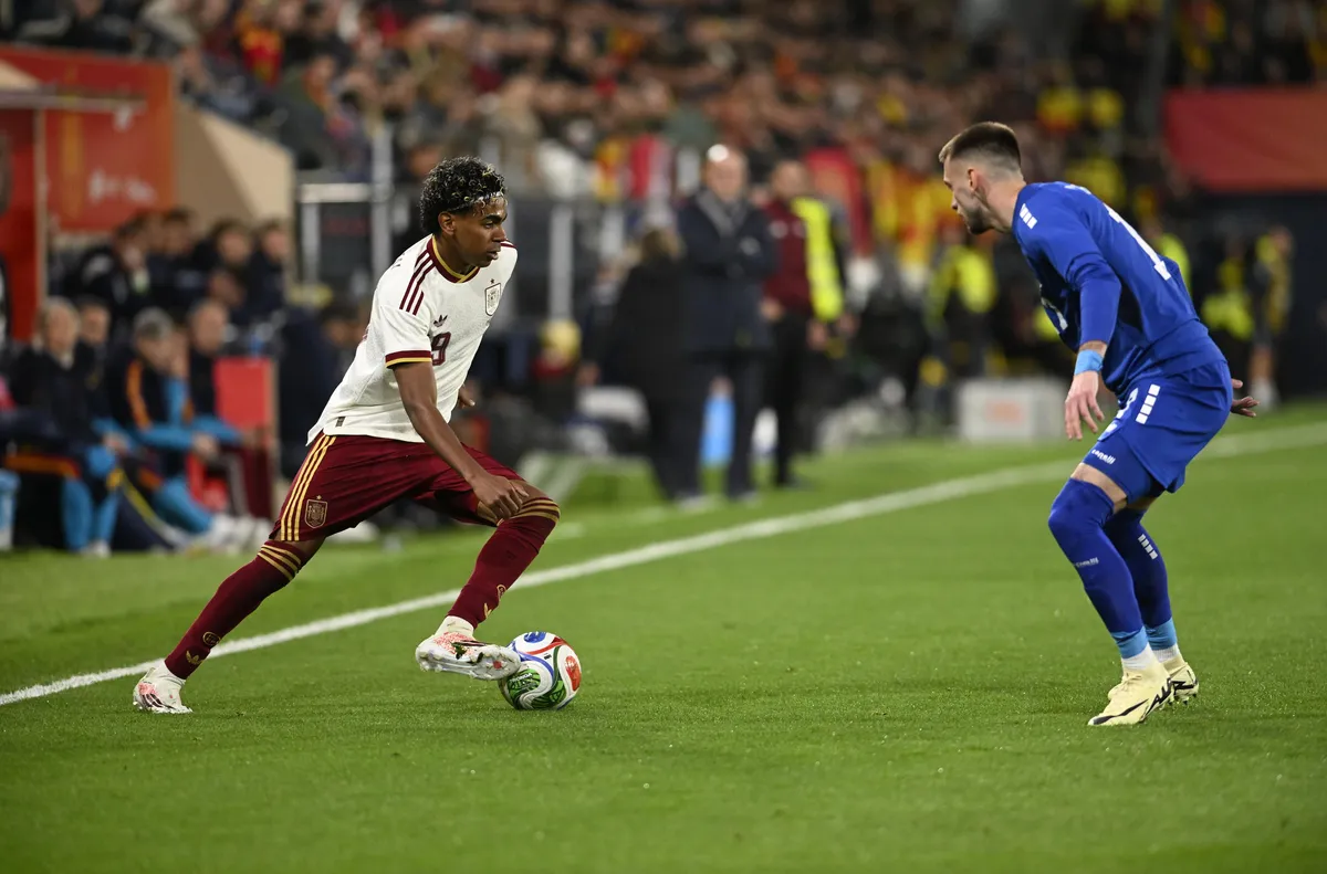 Испанският лагер успокои Барселона за Ямал