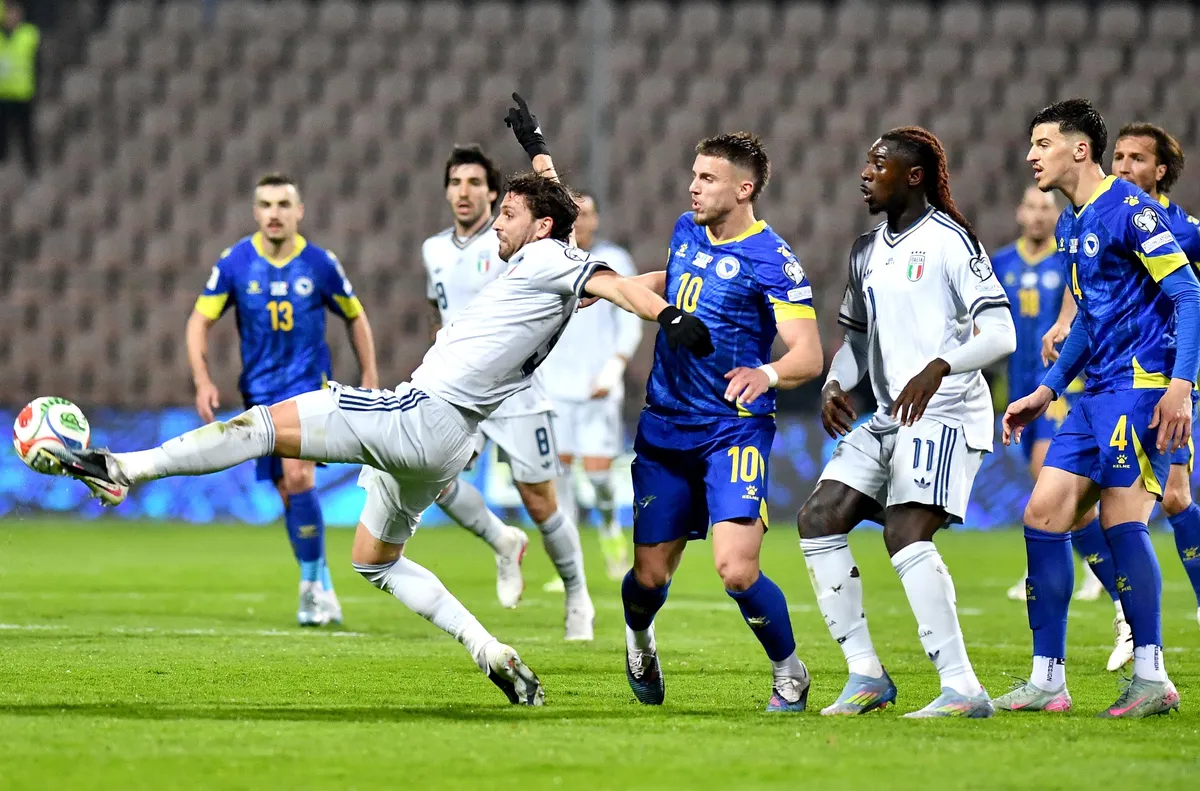 НА ЖИВО: Босна и Херцеговина - Италия 0:1, гостите с 10 души